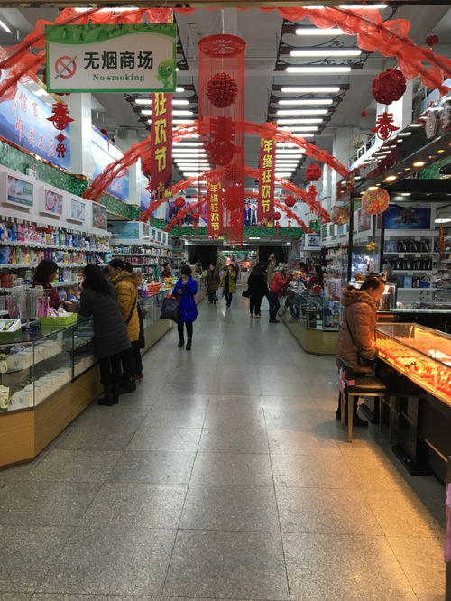 解放大楼一层百货商场购物送玫瑰花购物袋啦